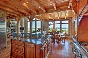 cocina y comedor con mesa y sillas en Luxury Family Retreat - Greers Ferry Lake!, en Fairfield Bay