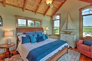 1 dormitorio con 1 cama, 1 silla y ventanas en Luxury Family Retreat - Greers Ferry Lake!, en Fairfield Bay