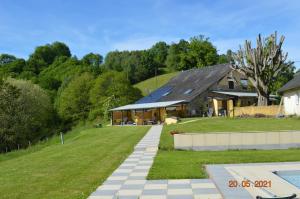 Budova, kde se farma nachází