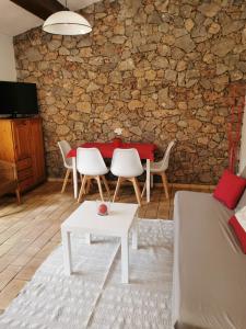 - un salon avec un canapé et une table dans l'établissement LES PAPILLONS, à Flassans-sur-Issole