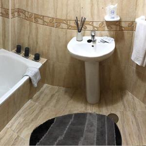 uma casa de banho com um lavatório e uma banheira em Puerta del Sol TRM only adults Aparts em Torremolinos