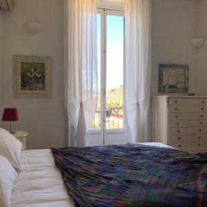 Ένα ή περισσότερα κρεβάτια σε δωμάτιο στο Sant'Ambrogio with charme