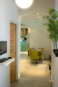 a dining room with a table and yellow chairs at Hotel Las Terrazas Express in Chillán