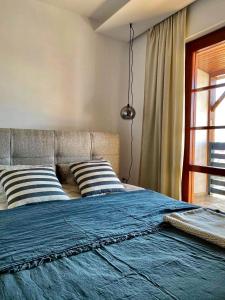 1 dormitorio con 1 cama grande y 2 almohadas en Apartmán Zara, en Komárno