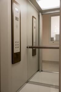 korytarz z drzwiami i oknem w budynku w obiekcie Irida Apartments w mieście Leptokaria
