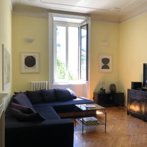ein Wohnzimmer mit einem Sofa und einem Tisch in der Unterkunft Sant'Ambrogio with charme in Mailand