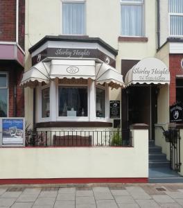 een restaurant met parasols voor een gebouw bij Shirley Heights Hotel in Blackpool