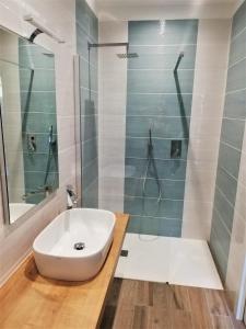 een badkamer met een wastafel en een douche bij Naturaliterre BnB - Microfattoria in Dovadola