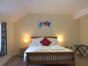 The Village Inn في Kirtlebridge: غرفة نوم عليها سرير وفوط