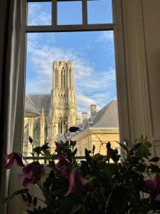 a window with a view of a cathedral at Les Berceaux de la Cathedrale in Reims
