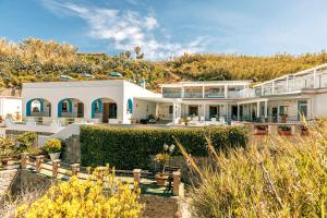 イスキアにあるHotel Cava Dell'Isolaの丘の上の大白い家