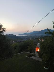 un fuego en un horno de piedra en la cima de una colina en Zelena Maslina en Bar