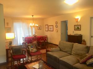 卡内拉Residencial Luíza的带沙发和桌子的客厅