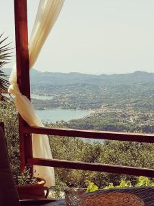 een uitzicht op een waterlichaam vanuit een raam bij Lorantina House_ Holidays in Corfu in Spartýlas