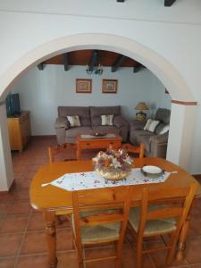 uma sala de estar com uma mesa e cadeiras e um sofá em PUNTA SOL em Isla del Moral