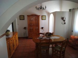 uma sala de jantar com uma mesa e uma cozinha com um arco em PUNTA SOL em Isla del Moral