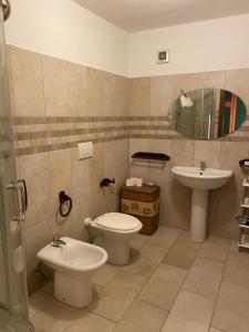 uma casa de banho com um WC e um lavatório em Casasofé em Vico del Gargano
