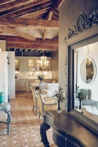 a dining room and kitchen with a mirror and chairs at La Corrala del Realejo in Granada