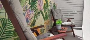 - un balcon avec deux chaises et une table avec une plante dans l'établissement I.P.S. Apartment, à Dubrovnik