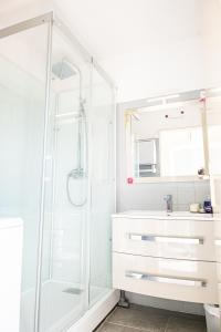 une salle de bain avec douche et lavabo dans l'établissement LE FARNIENTE - BELLE TERRASSE Wifi Parking à 5 Min des PLAGES - TOP PROS SERVICESConciergerie La Grande Motte, à La Grande Motte 31 autres photos