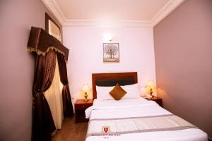 En eller flere senge i et værelse på Royalton Hotels Abuja