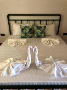 A bed or beds in a room at Villa Oasis етаж1