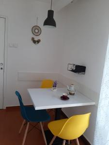 einen Esstisch mit Stühlen und einem weißen Tisch in der Unterkunft Chic Apartament in Deva