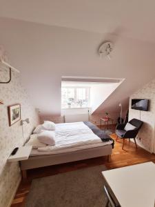 Un pat sau paturi într-o cameră la Röda Magasinet