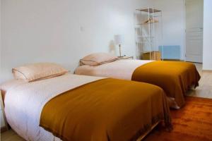 two beds sitting next to each other in a room at Maison à deux pas du centre ville de Ligny en Barrois in Ligny-en-Barrois