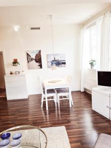TV a/nebo společenská místnost v ubytování Röda Magasinet + 25 fotografií