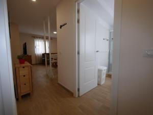 pusty pokój z białymi drzwiami i łazienką w obiekcie Petite Maison, La Laguna w mieście La Laguna