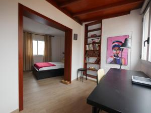 salon ze stołem i sypialnią w obiekcie Petite Maison, La Laguna w mieście La Laguna