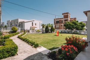 vistas a un patio con una casa en Apartments Radosevic, en Ulcinj