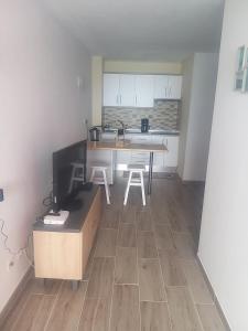 eine Küche mit einem Tisch und einem TV in einem Zimmer in der Unterkunft Piso Mesa del Mar in Tacoronte