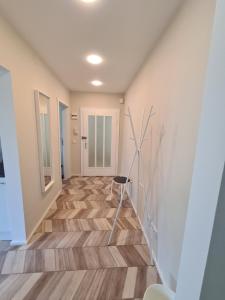 pasillo con suelo de madera y paredes blancas en Highfield 2 rooms Apartment, en Augsburg