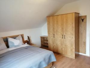 Postel nebo postele na pokoji v ubytování Fewo Fabiella mit Balkon