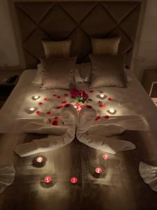 uma cama com um ramo de flores e luzes em Apartments Gusar em Ulcinj