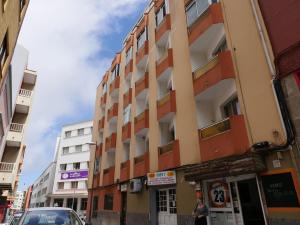 człowiek stojący przed budynkiem w obiekcie Petite Maison, La Laguna w mieście La Laguna