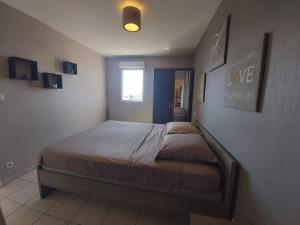 een slaapkamer met een bed in een kamer bij Zen home in Ajaccio