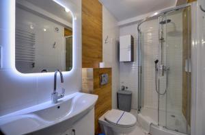 Karpacz4you -"PRZY DEPTAKU" Apartament z Garażem - Wakacje 2024 tesisinde bir banyo