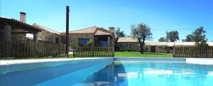 A piscina localizada em Quinta da Ribeira ou nos arredores