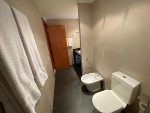Łazienka z białą toaletą i umywalką w obiekcie Residencial Sol i Ski 24 4p Ransol El Tarter Zona Grandvalira w mieście Sant Pere
