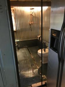 bagno con lavandino e servizi igienici di The Wackery! a Chiddingfold