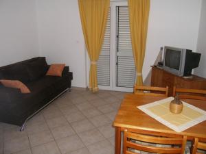 Televízia a/alebo spoločenská miestnosť v ubytovaní Apartment in Sukošan with balcony, air conditioning, WiFi (4941-3) + 34 fotografií