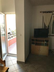 Televízia a/alebo spoločenská miestnosť v ubytovaní Apartment in Sukošan with balcony, air conditioning, WiFi (4941-2) + 35 fotografií