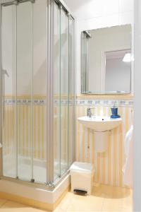 un baño con ducha y lavabo en Pensión San Lorenzo, en San Sebastián