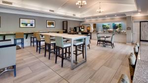 une grande salle à manger avec une table et des chaises dans l'établissement Best Western Plaza Inn, à Pigeon Forge