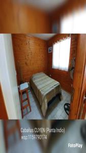 
Una cama o camas en una habitación de Cabañas Cuyen
