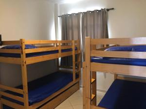 Katil dua tingkat atau katil-katil dua tingkat dalam bilik di Apartamento Guarapari Luxo Frente para o Mar