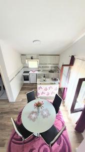 - une cuisine avec une table et des chaises dans la chambre dans l'établissement Apartment Jelena Sutvara, à Kotor